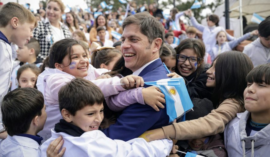 Axel Kicillof con infancias abrazando