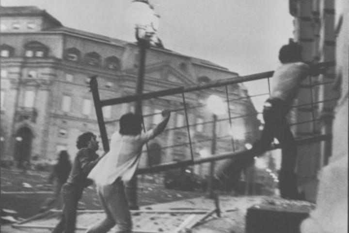 Manifestante intenando entrar a la casa rosada en marcha de 1982