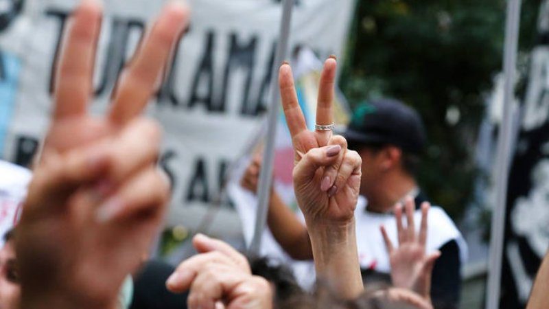 Dedos en V en una marcha