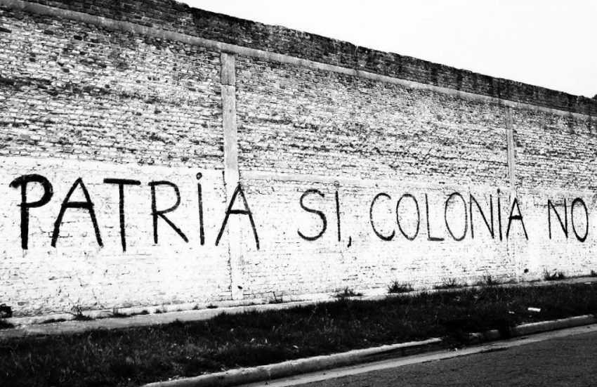 Pintada en pared con la consigna "Patria si, colonia no"