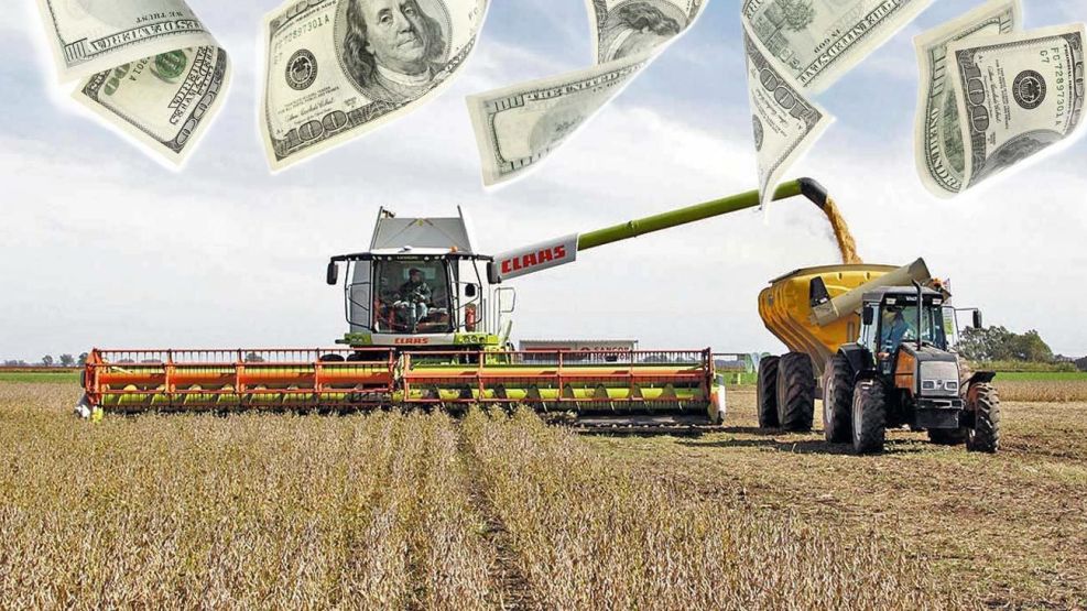 Maquinaria agrícola con dólares que caen del cielo