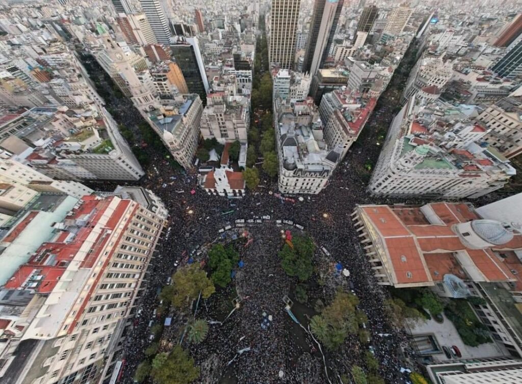 Masiva marcha universtaria vista desde un dron