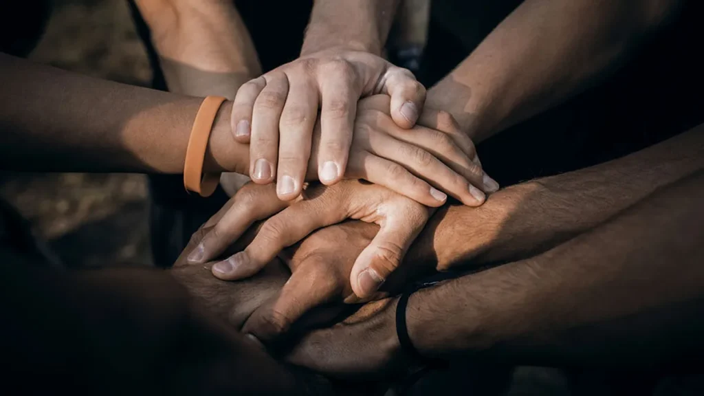Manos entrelazadas de forma solidaria