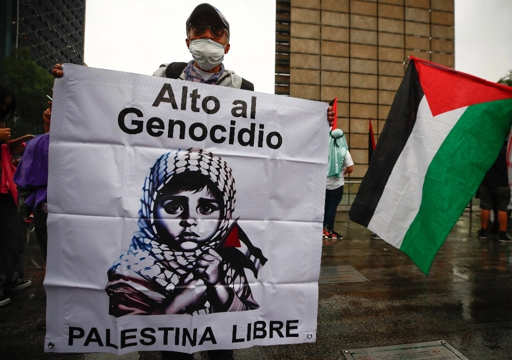 Afiche con "Alto al genocidio, Palestina libre"