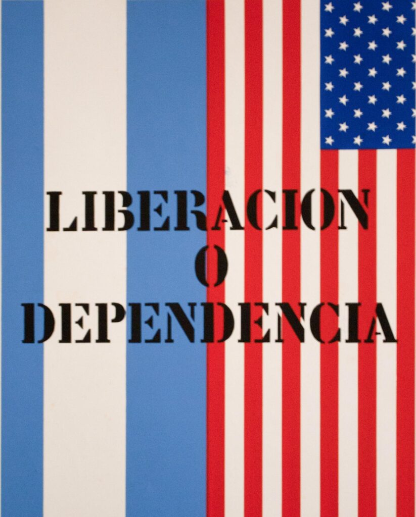 "Liberacion o dependencia" sobre una bandera argentina y otra yanqui