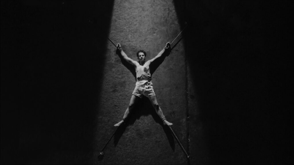 Julio Troxler atado de pies y manos como Tupac Amaru