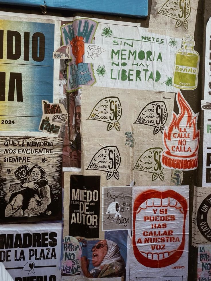 Afiches callejeros sobre lucha popular