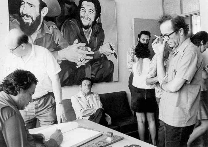 Rodolfo Walsh en una oficina de periodistas en Cuba