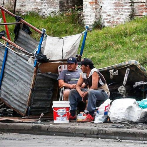 Dos cartoneros trabajando